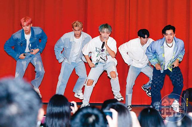 天王星在松山高中新生開學週會上驚喜現身，演出2首動感舞曲。