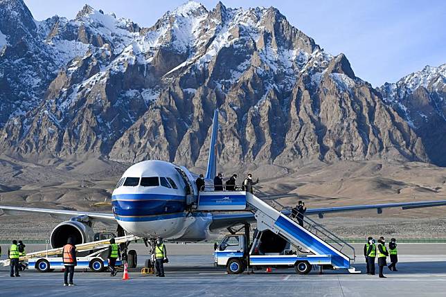 Passengers get off the first flight at the Taxkorgan airport after arrival in Taxkorgan Tajik Autonomous County, northwest China's Xinjiang Uygur Autonomous Region, Dec. 23, 2022. (Xinhua/Ding Lei)