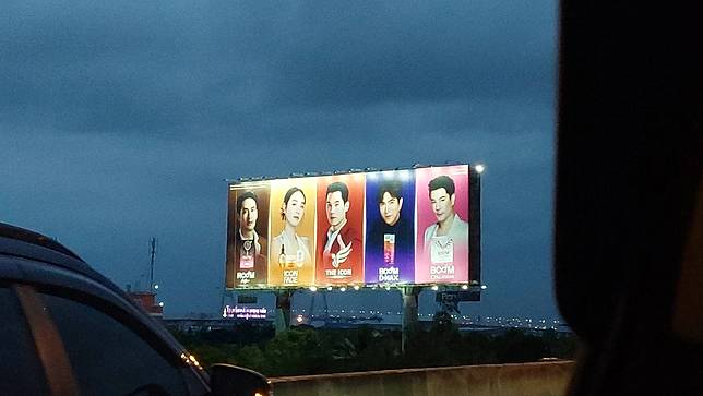 (แฟ้มภาพ) ป้ายโฆษณาของ The ICON ที่พบเห็นได้ตามสถานที่ต่างๆ 