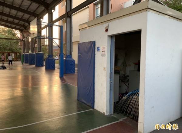 烏日光德國中風雨操場內的籃球場，竟在場地一角蓋了一間無障礙廁所，還出現3分線、邊線畫在廁所內的奇觀。(記者陳建志攝)