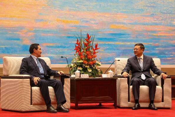 前總統馬英九今日中國參訪行程來到上海市，與上海市委書記陳吉寧會面。(馬英九辦公室提供)