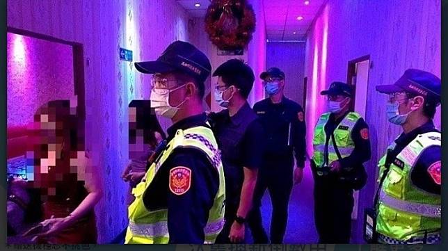 警方持續臨檢越南店，強調防疫無假期。(記者洪臣宏翻攝)