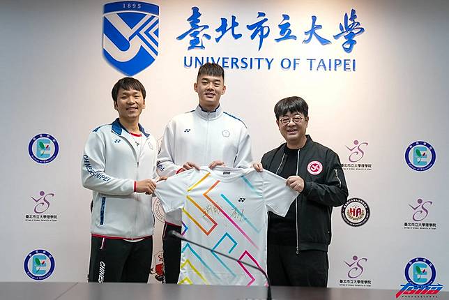 李洋（左）、王齊麟致贈簽名T-Shirt予臺北市立大學校長邱英浩。（黃以信／攝）