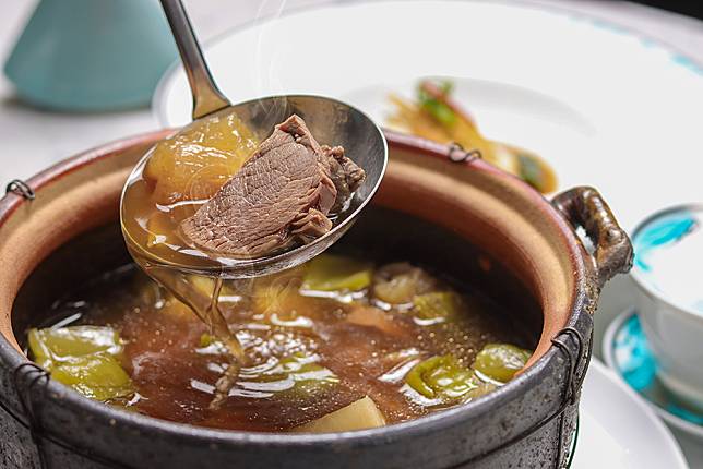 湛露中餐廳的老鹹菜清燉牛肉湯以砂鍋燉煮，滋味香醇。(圖片提供/湛露中餐廳)