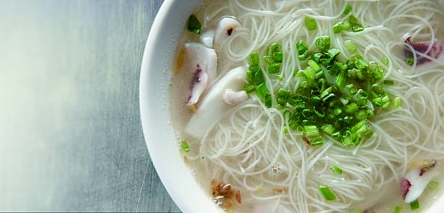 湯頭清甜爽口的小管麵線，是來澎湖必吃的人氣美食。（圖片提供／澎湖縣政府）