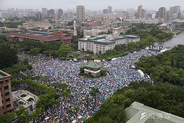 6月23日「拒絕紅色媒體，守護台灣民主」大遊行，許多民眾頂著風雨擠滿凱道和景福門。（資料照，顏麟宇攝）