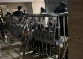 網傳畫面顯示，大批人到杰我睿公司外維權。