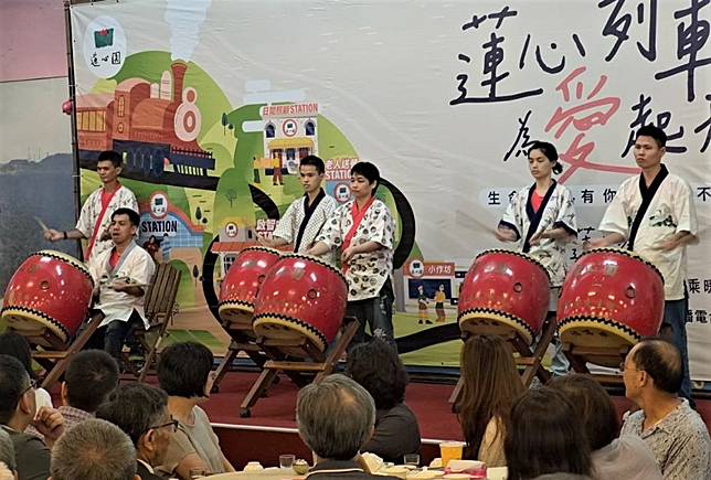 蓮心園募款餐會安排憨慢孩子帶來精采表演。（蓮心園提供）