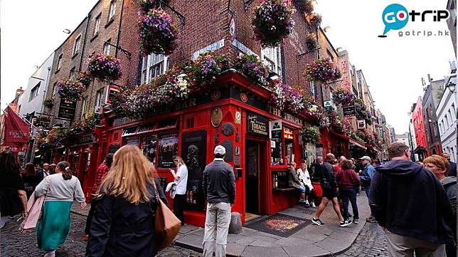 Temple Bar一帶有間名為The Temple Bar，又是Irish Pub的發源地，雖然酒水較其他Bar貴…很多，不過亦值得入內感受熱鬧氣氛。