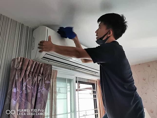 楚蒂彭做冷氣清潔工，換算下來，月收入約2萬泰銖。（翻攝自Thienchai Phankhong臉書）