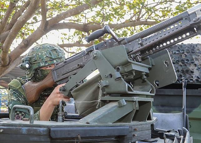 台灣陸軍機械化步兵第333旅士兵對空實施警戒。（中時電子報圖片）