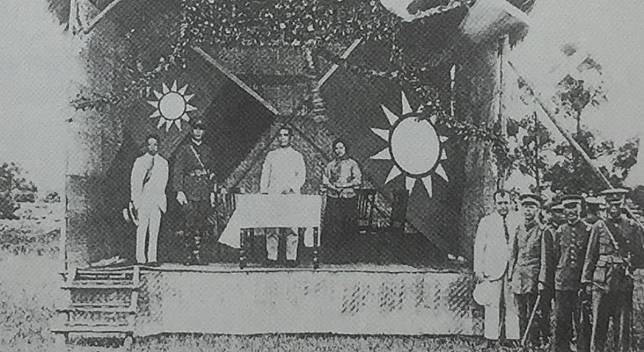 เซ็นซุนยัตตรวจพลสวนสนามของขบวนแถวนักเรียนในพิธีเปิดเรียนของโรงเรียนทหารหวงผู่ (บนเวทีจากซ้าย เลี่ยวจ้งข่าย, เจียงไคเชก, ซุนยัตเซ็น และซ่งชิ่งหลิง) เมื่อวันที่ 16 มิถุนายน 1924