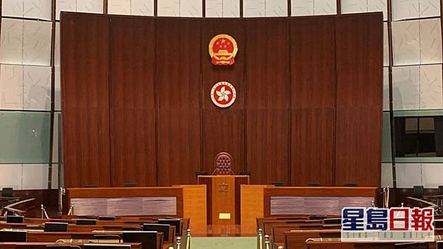 立法會會議廳掛國徽區徽 料下周三前完成工程 | 星島日報 | LINE TODAY