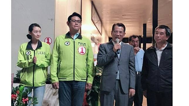 民進黨新北市議員黃俊哲(左2)打贏當選無效之訴，但父親黃忠信(拿麥克風者)涉賄選遭判4年10月。翻攝黃俊哲臉書粉專