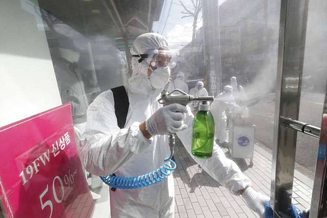 南韓確診人數28日正式突破兩千人，首爾也在加緊消毒防疫工作。（美聯社）