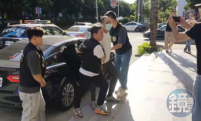 中國出生的廖姓男子（左3戴口罩者）持香港居民證件入境來台犯案。