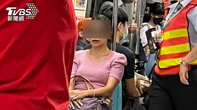 女子沒戴口罩在捷運上咆哮。（圖／TVBS）