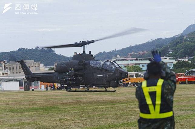 在地勤官兵引導下，隸屬陸軍飛訓部的AH-1W攻擊直升機首度降落在哈瑪星鐵道文化園區草坪。（傅啟禎攝）