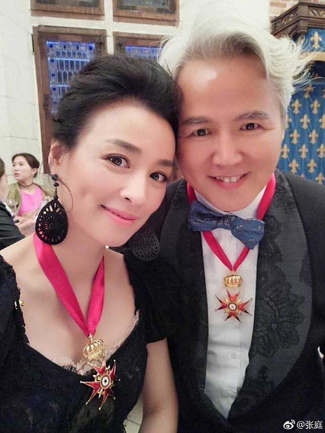 林瑞陽(右)與老婆張庭兩人結婚近10年，仍相當恩愛。(翻攝自微博)