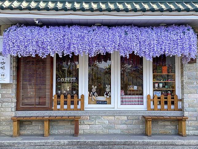 好字號茶壺餐廳，粉紫花串裝飾從屋簷洩下，賞美景又可喝咖啡，讓人好放鬆。（記者張翔翻攝）