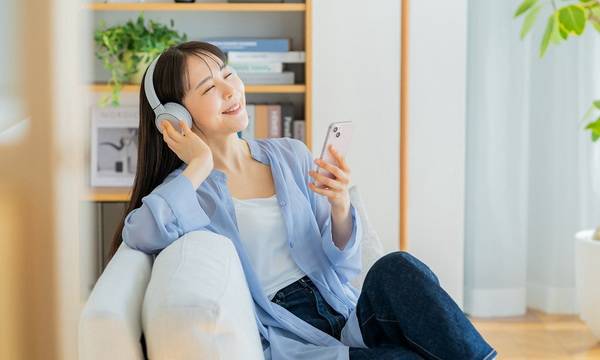 認不出女兒，卻記得那首老歌！研究發現：常聽音樂的人，失智風險低39%