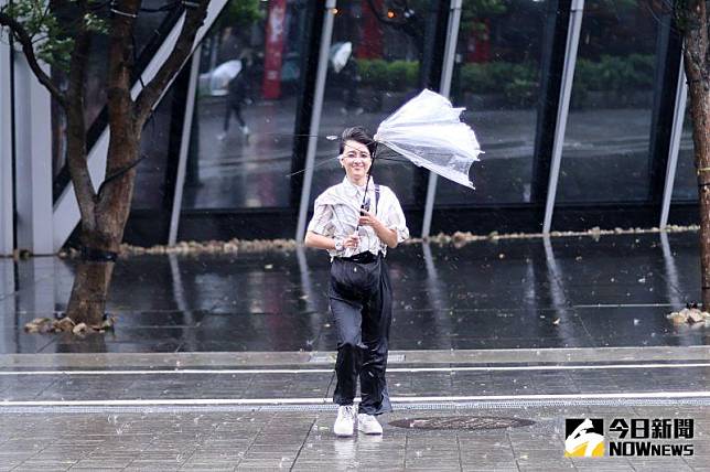 中颱杜蘇芮逐漸逼近台灣，台北也開始感受到颱風所帶來的間歇性風雨。（圖／記者鄭孟晃攝）