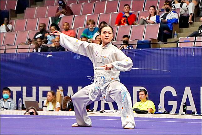 生涯首度參與國際賽的劉佩勳，昨在世運會女子太極全能摘下銀牌。(體育署提供)