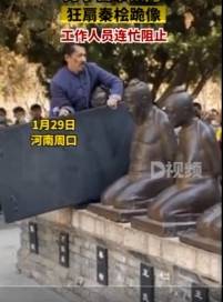 大陸民眾在看完滿江紅後，氣到拿門板來砸秦檜像。   圖 : 影片截圖