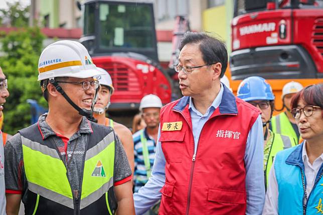 張善政前往養護工程處勉勵馳援高雄救災團隊。 圖：桃園市政府／提供