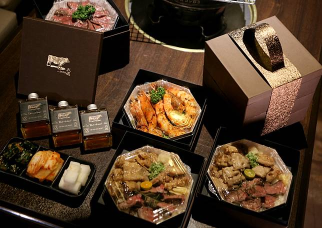 「大腕燒肉專門店」針對雙人或家庭設計的三種熟食套餐，提供線上網購多款精選細修分切的肉品 方便喜歡好牛肉的客人在家輕鬆烤/涮出最佳風味與口感 。(圖/大腕燒肉專賣店)