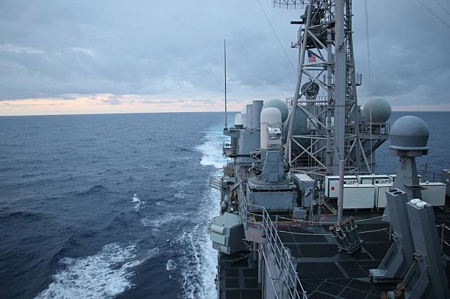 美國第七艦隊提康德羅加級飛彈巡洋艦「皇家港號」5月10日通過台灣海峽。（取自第七艦隊）