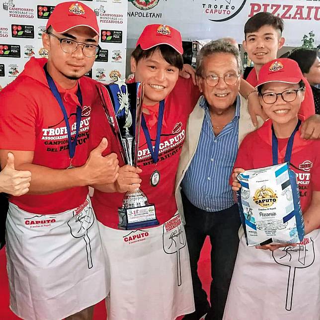 今年9月鄭羽辰（左2）拿下拿坡里世界披薩職人錦標賽團體組冠軍，還擊敗地主義大利隊。（鄭羽辰提供）