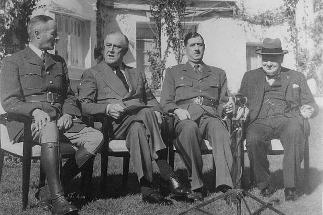 第二次世界大戰：1943年摩洛哥卡薩布蘭加會議，由右至左分別為英國首相邱吉爾、自由法國領袖戴高樂、美國總統羅斯福（Public Domain）