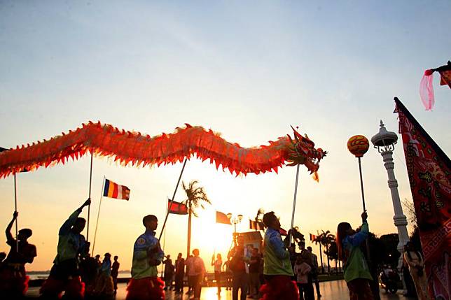 Folk artists perform a dragon dance in front of the Royal Palace in Phnom Penh, Cambodia on Jan. 28, 2025. (Photo by Phearum/Xinhua)