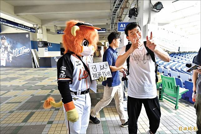 統一獅吉祥物萊恩搞笑也要餅總林岳平推薦。(記者塗建榮攝)