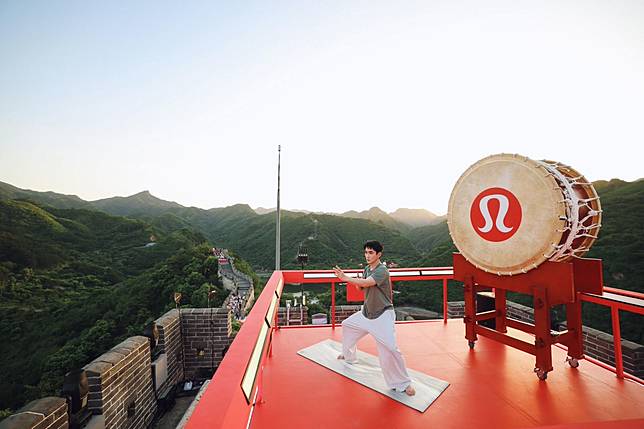 朱一龍出席運動服飾品牌活動，在長城上做瑜伽。翻攝lululemon微博