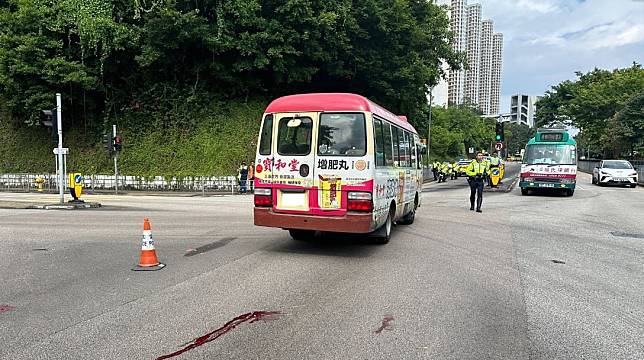 交通意外現場地面遺有一灘血跡