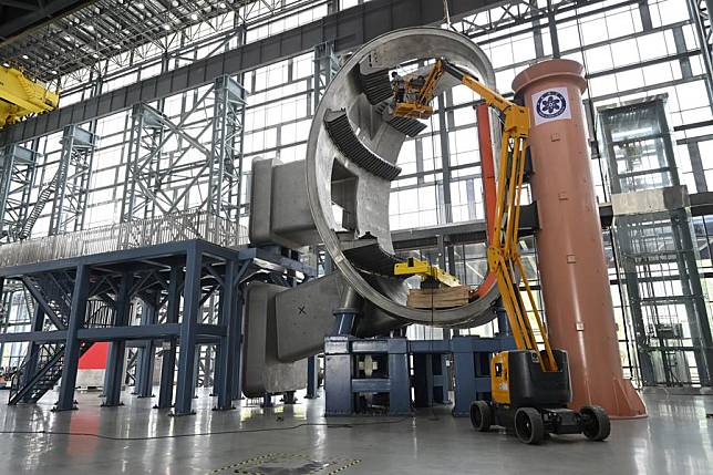 Staff members set up equipment in the Comprehensive Research Facility for Fusion Technology (CRAFT) in Hefei, east China's Anhui Province, April 25, 2024. (Xinhua/Zhou Mu)