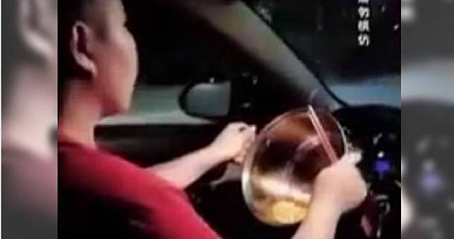 年輕男鍋子改裝成方向盤「開車邊煮泡麵」　遭警開罰下場超慘