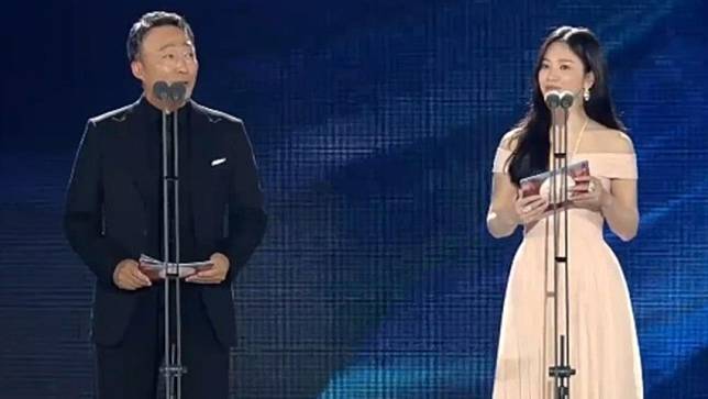宋慧喬（右）與李聖旻擔任視后頒獎人。翻攝JTBC