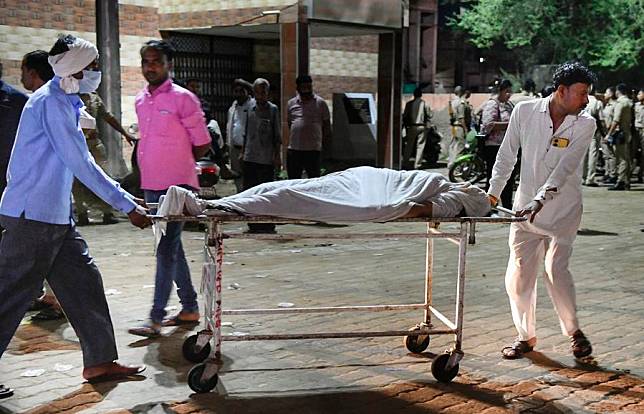 People carry the body of a stampede victim on a stretcher outside a hospital in Hathras of India's northern state of Uttar Pradesh, July 3, 2024. (Xinhua)