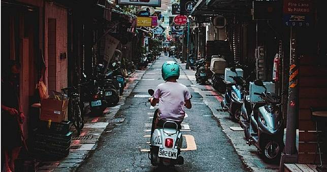 穿脫只需幾秒時間！他困惑「台灣人有多愛不脫安全帽？」　引一票網熱議