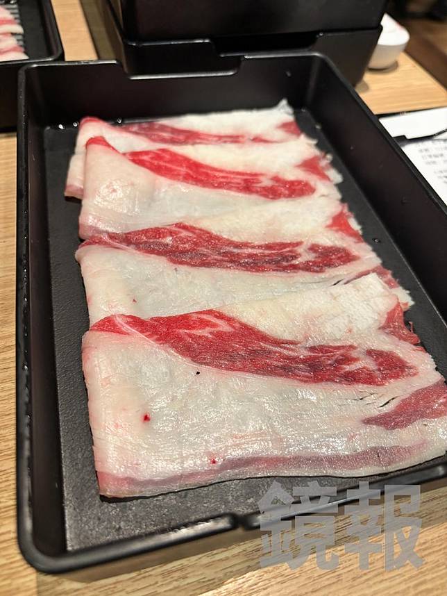 有民眾貼出同一家火鍋店的肉品，強調雖然主管態度很好，但不想再去吃了。畫面翻攝threads  w.lee___