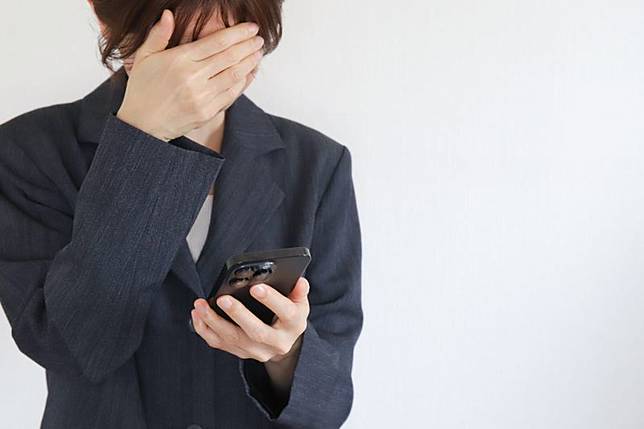 一名網友表示，休假接到主管傳來訊息，原本不想面對，卻手滑誤按成了「已讀」，求助該怎麼回？許多人建議，可以婉轉告知主管，待上班再處理，圖為示意圖。（翻攝自PhotoAC圖庫）