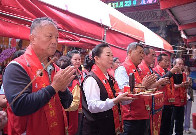 花蓮吉安聖南宮二十一日舉行啟建「入火安座三十週年謝平安暨真禮斗祈安植福法會」，花蓮縣長徐榛蔚親自前往開香祝壽，並與鄉親一同為花蓮縣祈福 (花蓮縣政府提供)