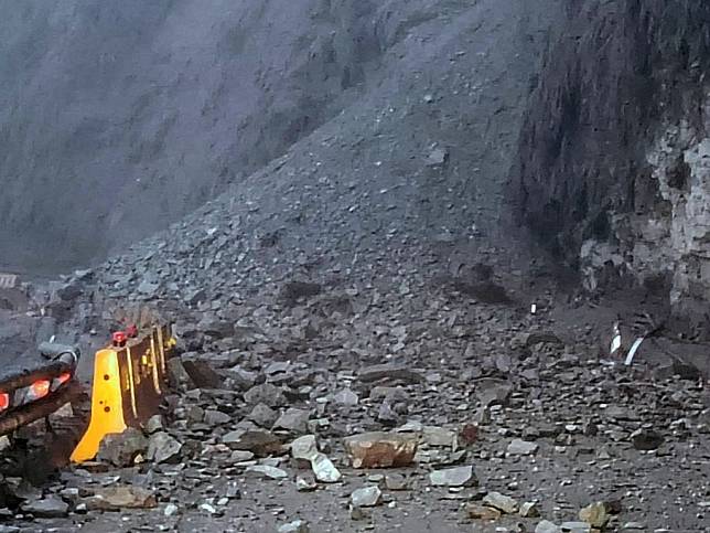 受近期地震影響，南橫公路向陽至利稻路段落石阻斷，關山工務段搶通開放通行。 （記者鄭錦晴翻攝）