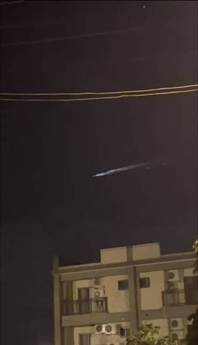 有民眾2月9日凌晨在宜蘭夜空拍到一道光，引發網友熱議。(圖擷取自臉書「宜蘭知識＋」)