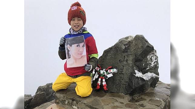 8歲的鄒澤綱帶著媽媽遺照攻頂玉山。圖／鄒品為授權使用