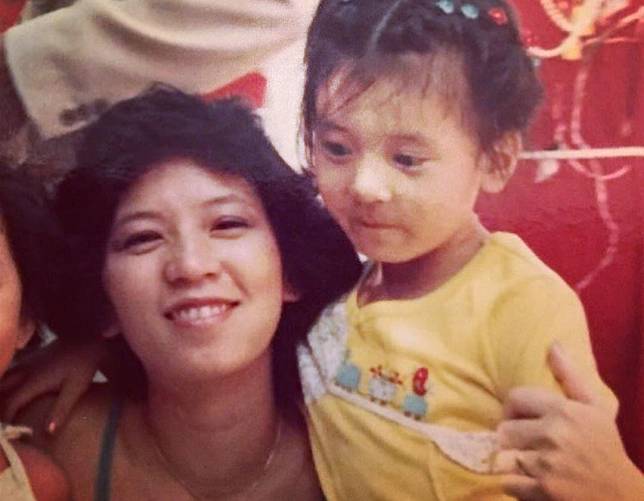 賈靜雯小時候跟媽媽的合照。（翻攝自賈靜雯IG）