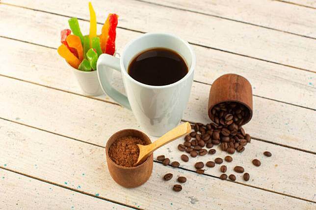 研究顯示，每天2-3杯的的研磨咖啡、即溶咖啡、不含咖啡因的咖啡，不但能長壽，還能降低心血管疾病風險。(圖取自freepik)